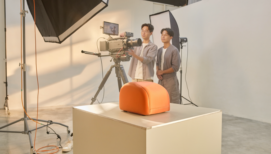 ภาพประกอบทีมงานถ่ายวิดีโอเปิดตัวสินค้าในสตูดิโอโทนส้มและครีม